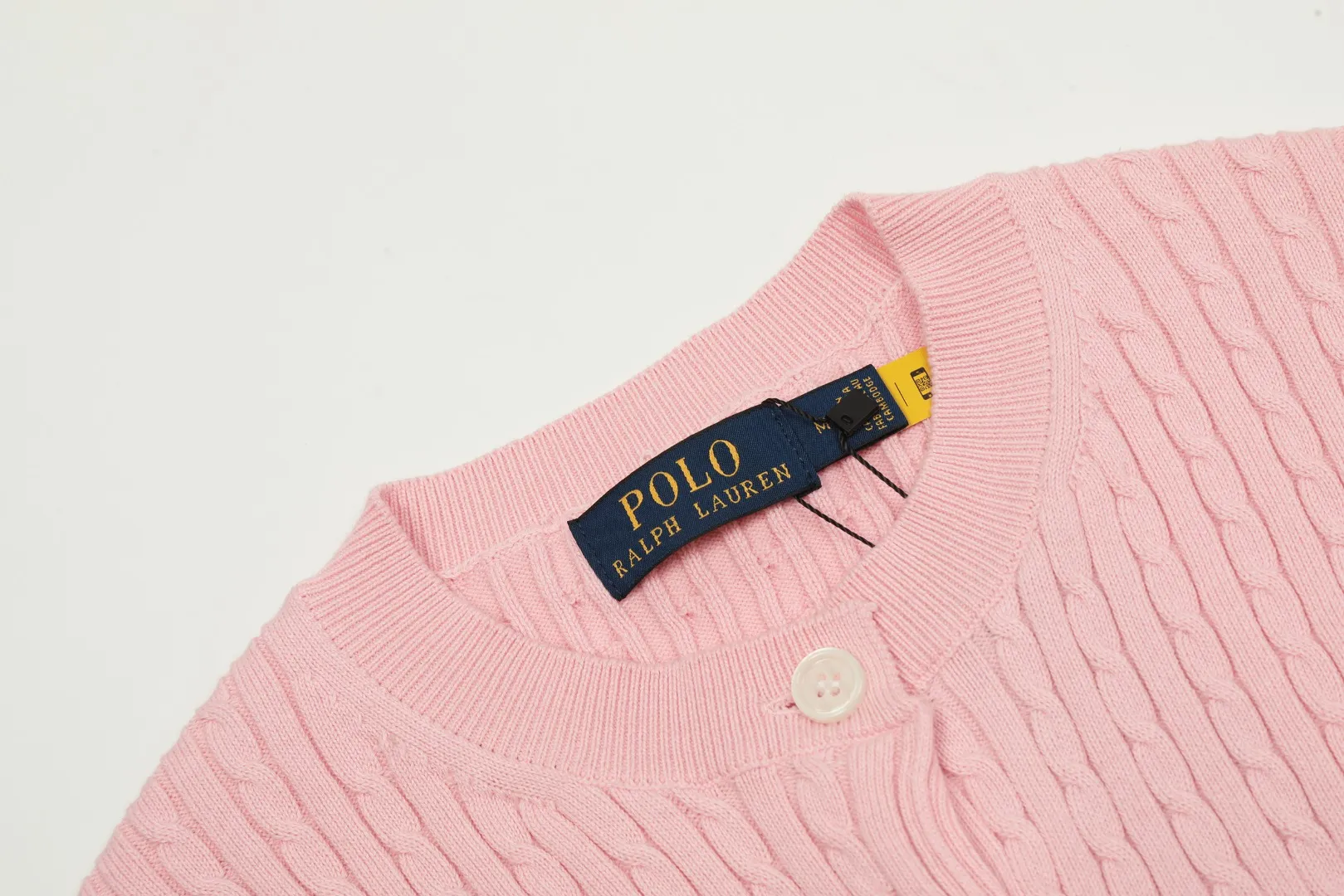 🅿️210 "Top quality" Style number: DS005# (not off the shelves all year round) [Ralph Lauren round neck solid color pony embroidered logo knitted cardigan long sleeves] ✅Ralph Lauren classic basic versatile twist knitted cardigan long sleeves ✅Main supplier platform live broadcast Wholesale entities Replenish when out of stock Not off the shelves ✅ZP quality 1:1 version Scan the code to enter the GF website Counter quality ✅Details and quality are the only one in Guangzhou. Imported quality cotton yarn, focusing on high-end, cost-effective, good quality needless to say. ✅The same style as Zhao Lusi is really amazing, so sweet, so beautiful. This cardigan is really good-looking. Rose red and white label Big red and blue label